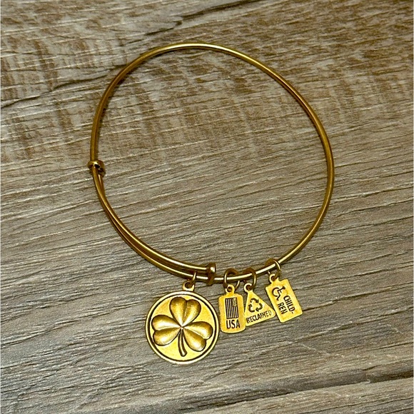Wind & Fire Gold Clover Bracelet - Picture 1 of 3